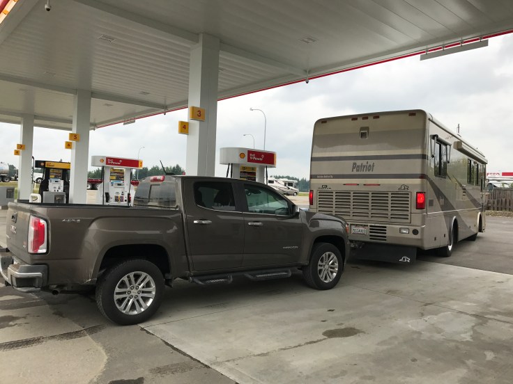 Wohnmobil mit angehängtem Kleinwagen